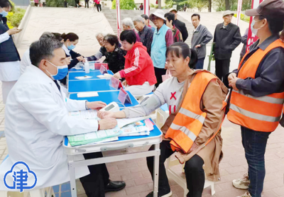 河东区黄花脑社区:迎"五一"健康义诊 关爱环卫工人