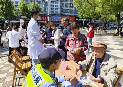 公益理发、政策宣传.这场公益服务巡游便民又暖心